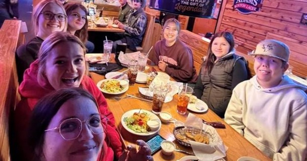 NCTA student members of Nebraska Collegiate Cattlemen enjoy dinner while attending the Range Beef Cow Symposium in Cheyenne, WY.  (L. Ziemba P/C)